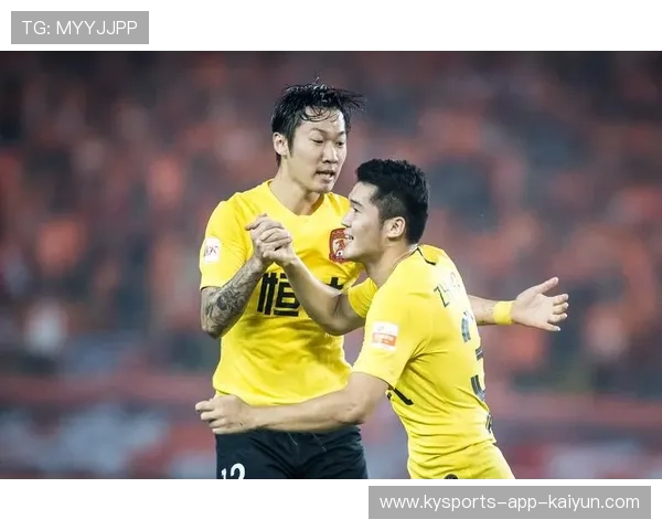 河南队钟义浩前场串联，禁区前沿回敲制造远射机会